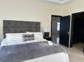 2 bed bungalow en-suite, with pool & gym, hotel v destinaci Ocho Rios