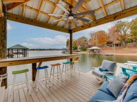 Hotel Photo: Cheerful Lake Wylie Home with Fire Pit!