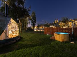 Unique Escape Glamping in the Heart of Prague with Hot Tub and Vysehrad Castle View, hotell i Prag