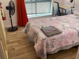 Hotelfotos: Red Cottage. 2 ROOM FOR 1. BEDROOM+Private Kithenette, Lounge, TV, Fridge room