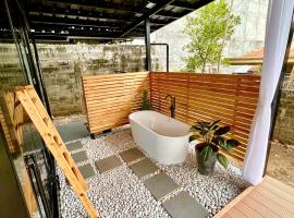 Cozy Tiny Home with Outdoor Hot Tub in City Center, hotel v destinaci Davao