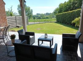 DE LANDSHOEVE vakantiewoningen, hotel in Zwalm