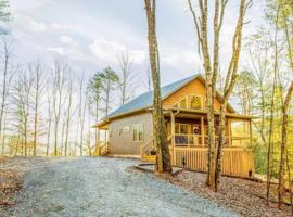 Art's Bungalow-wooded seclusion 1 mi to Deep Creek and Bryson City, hotel v destinaci Bryson City