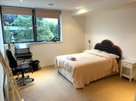 A picture of the hotel: Spacious Queen Bed City Centre Penthouse With Balcony - Homeshare - Live In Host