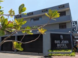 होटल की एक तस्वीर: Big John Hotel