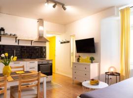 होटल की एक तस्वीर: 2 Bedroom in great location in Kreuzberg