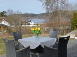 호텔 사진: Nice cottage outside Munkedal with sea view