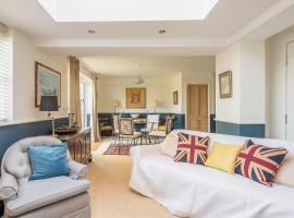 Hotel Photo: Stunning 3 Bedroom Home with Terrace & Parking