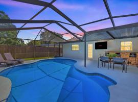 Hotel foto: Backyard Oasis! 2 mi to Pier with Pool, Patio Bar & Putting Green