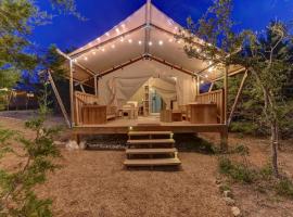 Hotelfotos: Tent#5-Camping Tent on a Winery in Texas Hill Country