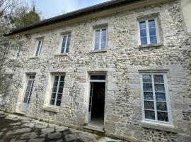 Hotel fotoğraf: Le Grand Logis du Château de Ste Geneviève-3 Chambres-Salon-Cuisine-Terrasse-Barbecue-100 M2 pour 6 à 8-Havre de Paix-3Ha à 3Km de Giverny-Parc Naturel du Vexin-Piscine En Été-En Sus Massages-Jacuzzi-Sauna-Hammam-Fitness-Ballades en 2CV-Vélo-Cheval-Avion