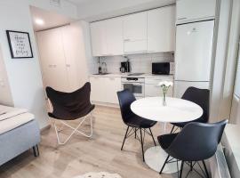 Hotel Foto: Lovely new studio for 3 - close to airport, free parking