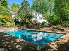 صور الفندق: Tara Retreat: Family-Friendly Oasis with Pool, Tennis & Serene Ambiance in Potomac