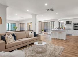 호텔 사진: Coastal Charm: Halls Head Getaway in Mandurah