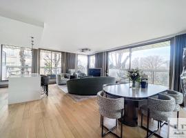 Hotel Photo: Exceptional apartment with balconies and Eiffel Tower view