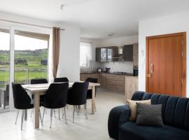 Hotel Photo: Modern & Spacious 2BR Apartment with Country Views - Close to Xemxija Bay