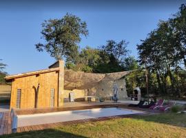 Hotel Photo: Gîte campagne famille 15 pers Piscine chauffée Jeux enfants Pétanque