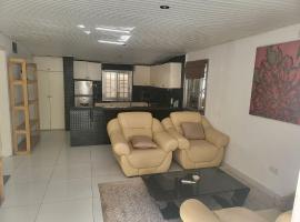Cozy 2 Bedroom Bungalow., hotel i Freetown