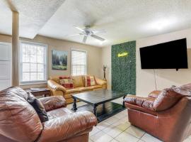 Hotel Photo: Pet-Friendly Lilburn Cottage with Patio and Grills!