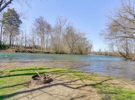 酒店照片: Cozy Smoky Mountain River Camp with River Tubes!