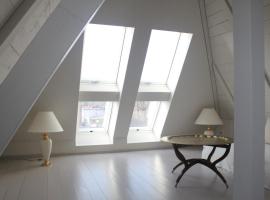 รูปภาพของโรงแรม: Kleine Wolke - Dachgeschoss Ferienwohnung mit Klimaanlage und Ausblick