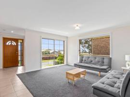 Фотография гостиницы: Beautiful 3 bedroom house with Corio Bay view at heart of Clifton Springs