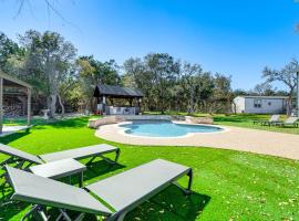 Fotos de Hotel: Expansive Bertram Retreat with Pool, on 28 Acres!