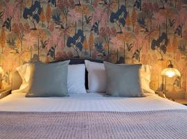 The Commercial, hotel in St Just