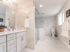 Hotel foto: Burien's Top Unit with Spa-Inspired Bathroom