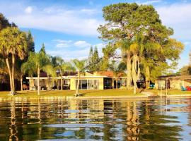 Hotel kuvat: Luxury Water Front Lake house