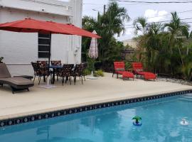 Hotelfotos: Poolside tropical getaway Easy access to fun