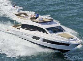 호텔 사진: Luxury 2 Bed Boat With Crew