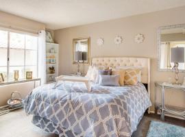 Hotel Photo: Glamorous Regal Design Home with Private Patio and Garage