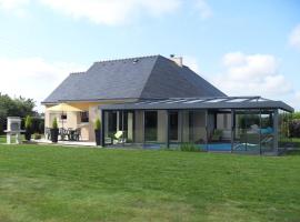 รูปภาพของโรงแรม: Brittany, House with swimming pool and spa in the countryside