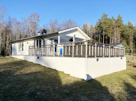 Hotel foto: Nice cottage located by the lake Nommen