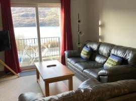 A picture of the hotel: Fassifern. 1st Floor Apartment with Loch View