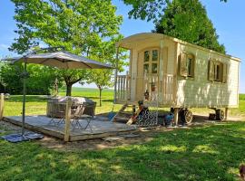 Hotel Foto: Roulotte cosy avec jacuzzi dans parc château