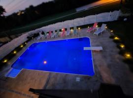 Gambaran Hotel: Spacious Pool House with tons of amenities!