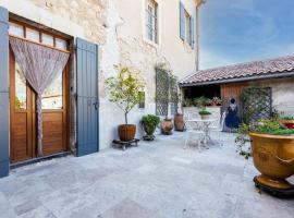 Hotel Photo: Vintage residence with terrace in Avignon - Welkeys