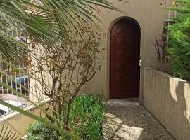 A picture of the hotel: Petite maison jardin terrasse calme et verdoyant