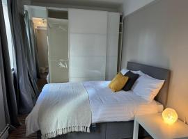 Hotel Photo: Room 2 • Double Bed in Primrose Hill