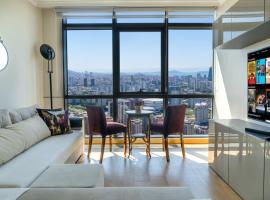 รูปภาพของโรงแรม: Ataşehir's Most Luxurious Top Floor Residence