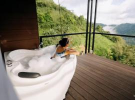 Grey Rock Mountain Cabin w/ Jacuzzi, khách sạn ở Balamban