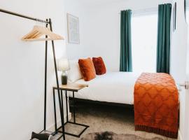 Hotel Photo: Town Center Retreat Stylish 3 Bed Accommodation