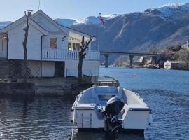 Hotel foto: Sjötun Fjord Cabin, with boat