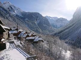 Hotel foto: Mountain house with two barns and a garden