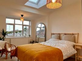 Hotel Photo: Nature Inspired Bungalow with 3 rooms - 10 mins from Manchester Airport