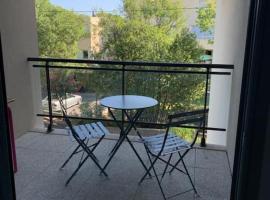 Hotel foto: Joli T2 avec terrasse au calme