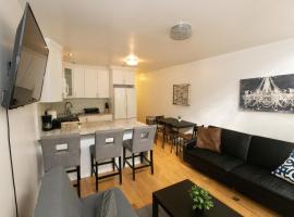 รูปภาพของโรงแรม: Charming 2-BR House Minutes from NYC-Sleeps 7