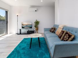 Hotel Photo: Chic 2-Bed Home with Backyard, BBQ & Parking